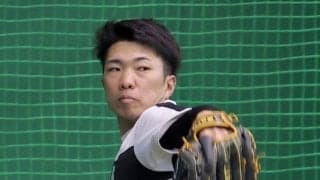 阪神・石井　座った状態でキャッチボール　固定器具装着した左脚の動きをチェック