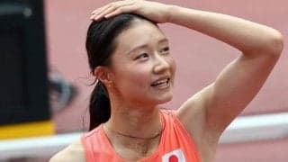 「女優さんみたい」モデルもこなす美しきハードラーの最新姿に反響　肩出し姿で表彰式に登場「スタイルも笑顔も素敵すぎる」「髪切ったんですね」