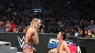 「アイツを追放しろ！」日本人女子レスラーの“誤爆”に巻き込まれた高飛車女王がブチギレ…強行出場→アクロバティック被弾にファン呆れ