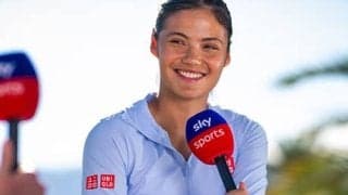  ラドゥカヌ、ユニクロウエアで初練習 