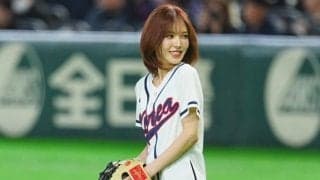 東京ドームに降臨した“747万人”美女　背中チラりのゆるふわ投球…世界的アイドルに熱狂