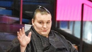 綱取りの大関・安青錦が食リポに挑戦　熱々のたこ焼きを巧みにＰＲ…宿舎近くのショッピングセンターのイベントに登場