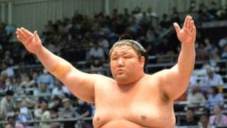 元十両の紫雷が引退、額からの流血、理論的な相撲で奮闘も力尽きる
