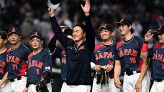 日本のファンに「心から感謝！優しすぎる！」米記者が“噂に聞いていたカード付チップス”を開封 出てきたのは【WBC】