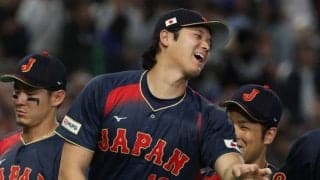 大谷翔平が「悪っるい顔」　由伸＆誠也と並ぶも…米放送局が捉えた瞬間「笑わせないで」