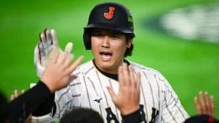 大谷翔平の豪快弾直後…侍ベンチで感動の光景　自ら駆け寄り、菊池雄星が自ら“ハグ”