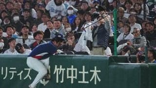韓国代表にアクシデント　一塁手がフェンス激突…場内騒然、亀井コーチ駆け寄る