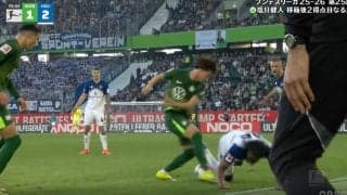 「蹴った？」 塩貝健人、イラついて“あわや一触即発”「気持ち強いな」ボール奪い合い→相手を倒して見下ろすシーン