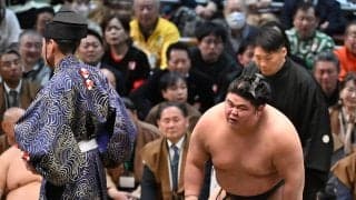 師匠の伊勢ケ浜親方から暴力行為を受けた伯乃富士は初日黒星　先場所痛めた左足を気にする場面も