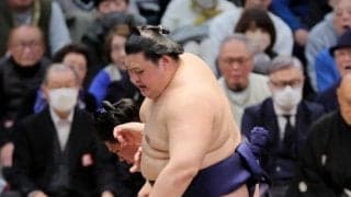 大の里がまさかの初日黒星　土俵下で呆然と一点を見つめる　若隆景を突き放せず一気に押し出される