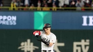 【WBC】代打の佐藤輝明が貴重な適時二塁打！お茶たてポーズも　天覧試合で大会初安打＆初打点
