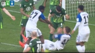 「なんでお前がキレるんや」 立てよジェスチャーで“一触即発”！ ピッチで痛がる選手を無理に引き起こしてヒートアップ