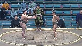 「肋骨が浮き出て…」「私より軽い力士きた」62キロ小兵に驚きの声 体重2倍超の巨漢を豪快になぎ倒して館内喝采