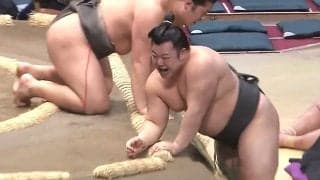 「笑っちゃってるじゃん」土俵際で何が？ 敗れた力士の“敵ながらあっぱれ”な表情が話題 逆転劇での一コマ
