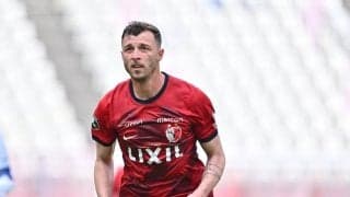 ｢素敵｣｢ジェントルマン！｣鹿島のクラブハウスに現れた外国人FWの“優しさ”が話題！ 花束サプライズに｢スタッフになりたい｣｢そういうところも大好きです｣