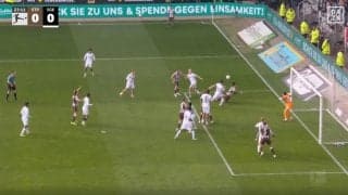 「首がおかしい！」安藤智哉、神業すぎる“スーパープレー”炸裂「体どうなってる？」驚異の“バックヘッドパス”にファン騒然