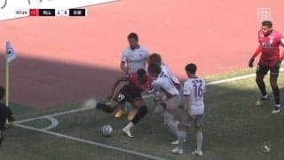 重戦車ルカオ、4人相手に神業キープ