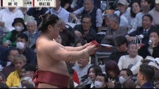 いきなり力士が“マッスルポーズ”を披露 隆起した筋肉美に「おぉ」館内どよめき