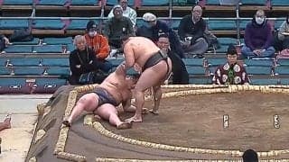 突如崩れ落ちる力士に館内ざわめき