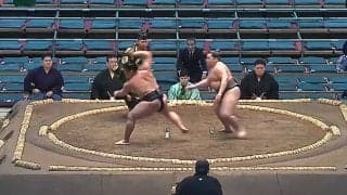 たった“一撃”で…力士が土俵の反対側に吹っ飛ぶ光景に館内どよめき「吹っ飛んだ」「反対側まで」