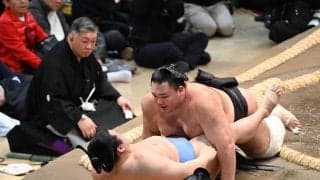朝乃山、10年ぶり勇み足で負けた　行司の木村要之助は「自分から見えました」