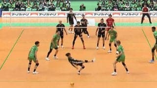 男子バレー、リベロを襲った“おかしな”軌道のサーブ「最後の最後でボールが向かってくる」識者も驚嘆