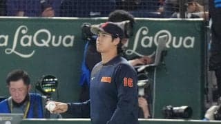 【WBC】大谷翔平が試合中も“神対応”外野とキャッチボール→ボール客席へ投げ込み