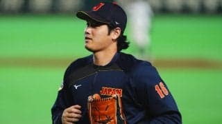 大谷翔平、ベンチスタートもファンに神対応　イニング間に登場→ボール投げ入れ、スタンド大歓声
