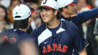 大谷翔平、“東京タワー付近”に出没？　デコピンと夜の散歩、お腹丸出しショットも公開