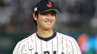 「早速付けてるのかわよ」マイアミへ向かう侍ナインへ…「大谷さんからのプレゼント？」ファンもざわつく【WBC】