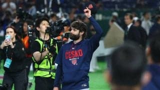 東京D総立ちの中…引退のチェコ右腕に駆け寄った2人の侍　3年前からの絆、綴った“敬意”