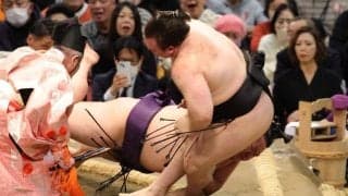 波乱の４日目　横綱、大関がまさかの総崩れ　綱とり安青錦が痛恨２敗目　美ノ海に寄り倒されて苦杯　綱とり黄信号　横綱豊昇龍、大関琴桜にも土で館内騒然