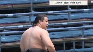 「あら？」「どうした」両力士が“揃って土俵を後にする”ハプニング！ まさかの光景に「反対でしょ」軍配差し替えで行司も力士も戸惑う