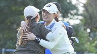 ウェッジショットを夫がキャッチ 新婚さん鶴岡果恋の“合同自主トレ”