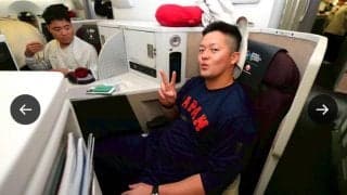 【WBC】チャーター機内で牧秀悟、岡本和真らが侍モデルの「BAKUNE」を着用し疲労回復