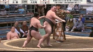 炎鵬の取組で勝った力士も「一体、何が？」驚き 歓声、悲鳴、静寂…行司が見逃さなかった決定的瞬間