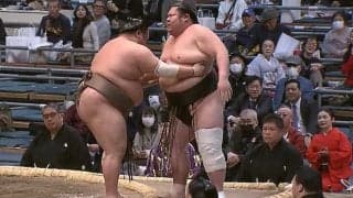 力士が突如の無抵抗“棄権” 自ら後退って土俵を割る姿に相手は呆然 館内どよめき