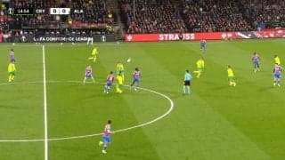 「モドリッチばりだ」鎌田大地の“絶品アウトサイドキック”にスタジアムどよめき！「うっっま」「魅せるね」ダイレクトパスにファン喝采 