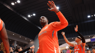 広島と選手契約解除の小寺ハミルトンゲイリーがコーチ契約…岡崎GM「すでに絶大な信頼を得ています」