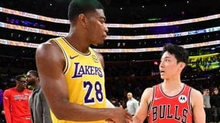 八村塁と河村勇輝が“NBA日本人対決”後にユニフォーム交換…名門の一員としてマッチアップする場面も