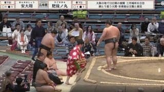 館内騒然！行司が力士に突き飛ばされるアクシデント 「すっごい吹っ飛んだ」「初めて見たかも」無事立ち上がり拍手受ける