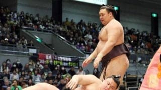 霧島　５勝目！首位並ぶ　払うように上手投げ決める「まった、と思ったけれど」　大関復帰へ思い出した師の言葉「今までより緊張しなくなった」