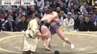 「行司さんあぶない」力士とあわや接触で慌てて後退り 「位置が」「大丈夫か」ファン騒然