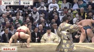 力士も思わず「おっ！みたいな表情」で驚く 約1分30秒協議→“同体取り直し”に「体が飛んでた」「かかと出てたよ」館内もどよめく