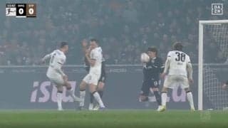 「マジかよ！？」日本代表DF安藤智哉、強烈シュート直撃の“まさかの展開”「スゲえw」至近距離からのボールを弾き飛ばす“強靭ディフェンス”