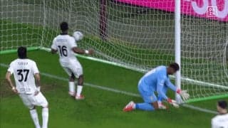 「巨大な失態」鈴木彩艶が“股抜き被弾”で唖然…「先制点をプレゼント」「完全なる悪夢」4失点の復帰戦に現地メディア辛辣＆スタメン論争も