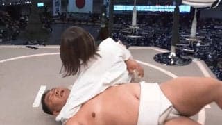 「これは放送事故w」“小柄美人”な五輪金メダリスト、衝撃の首投げで「切れ味やば～い」芸人悶絶 「ご褒美じゃね」ツッコミの声も