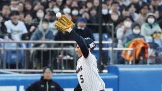 【ヤクルト】こんなことが…川端慎吾、引退試合で９回２死から守備へ　打球はなんと…