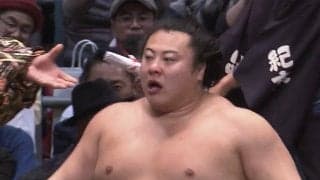 「蹴ったw」「蹴飛ばした」幕内の取組で“珍光景” 咄嗟の判断と行動に館内どよめき