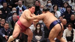 高安が行司の木村晃之助と大栄翔を相次いで土俵下へ　１敗守り優勝争いトップ並走